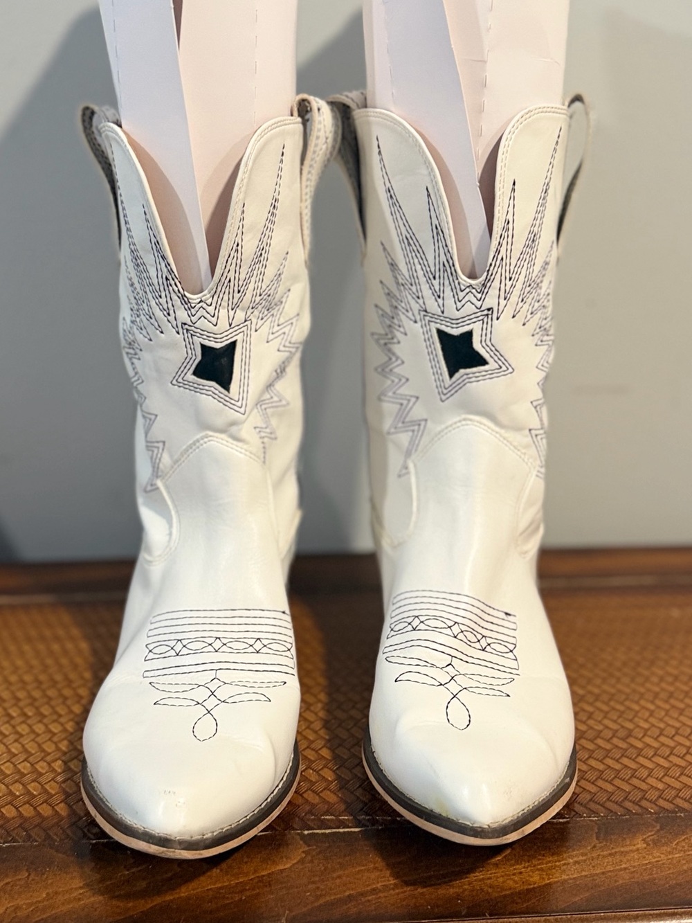 Women's White Embroidered Leather Western Cowgirl Boots